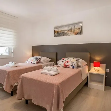 Ac With 2 Bedrooms And 2 Bathrooms-free Private Parking Апартаменты Сплит