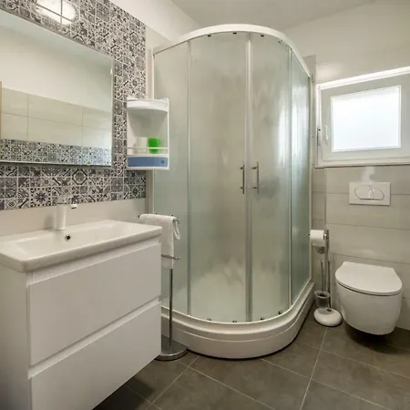 Ac With 2 Bedrooms And 2 Bathrooms-free Private Parking Сплит