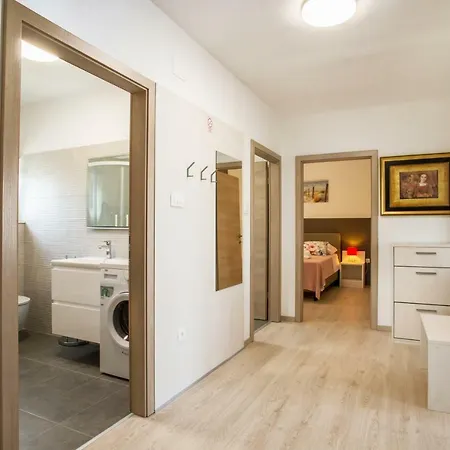 Ac With 2 Bedrooms And 2 Bathrooms-free Private Parking Апартаменты Сплит