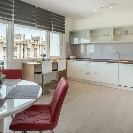 Ac With 2 Bedrooms And 2 Bathrooms-free Private Parking سبليت