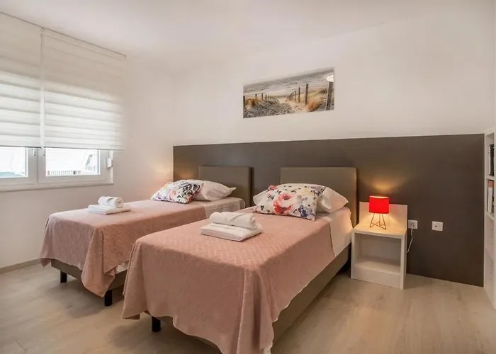 Ac With 2 Bedrooms And 2 Bathrooms-free Private Parking דירה ספליט