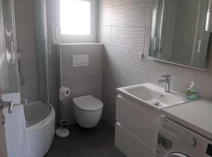 דירה Ac With 2 Bedrooms And 2 Bathrooms-free Private Parking