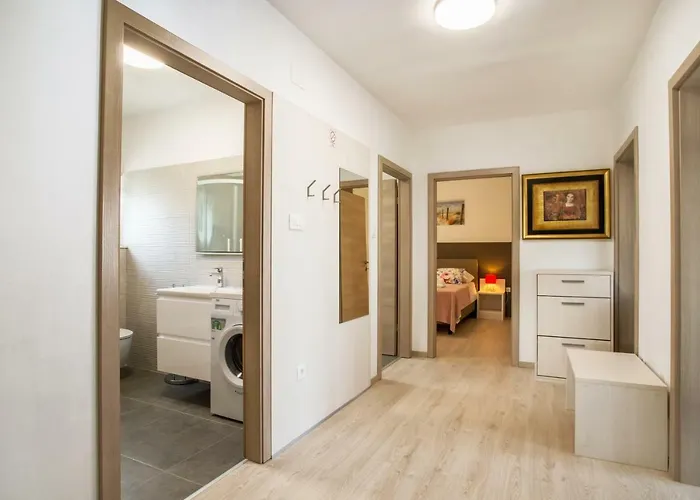 Ac With 2 Bedrooms And 2 Bathrooms-free Private Parking דירה ספליט
